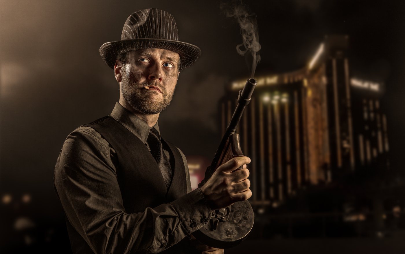 Homme en chapeau tenant un violon dans une scène nocturne