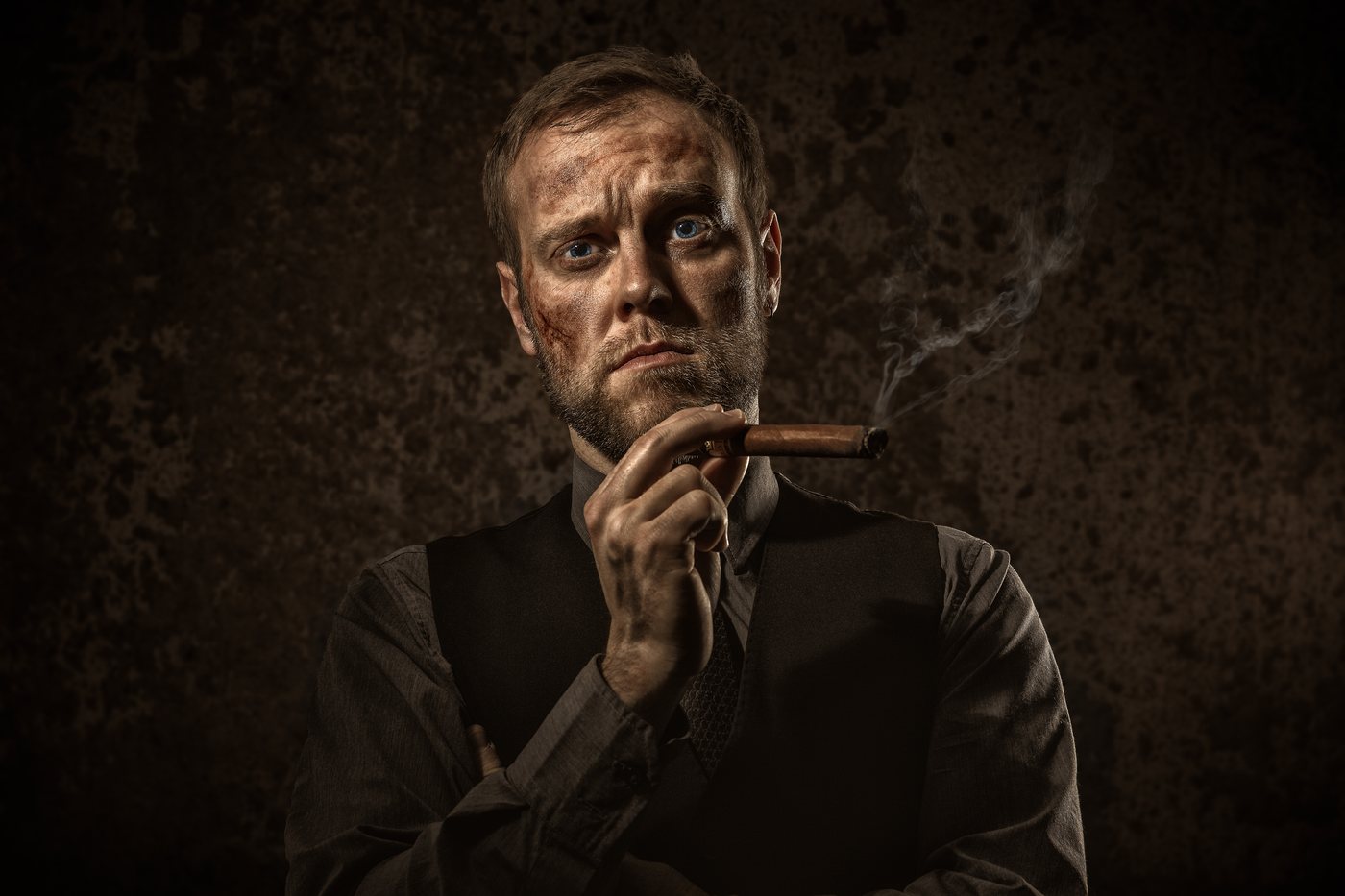 Portrait d’un homme tenant un cigare