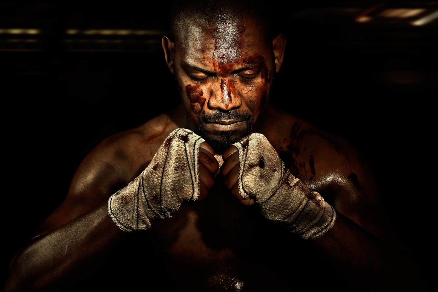 Boxeur aux poings bandés, le regard baissé