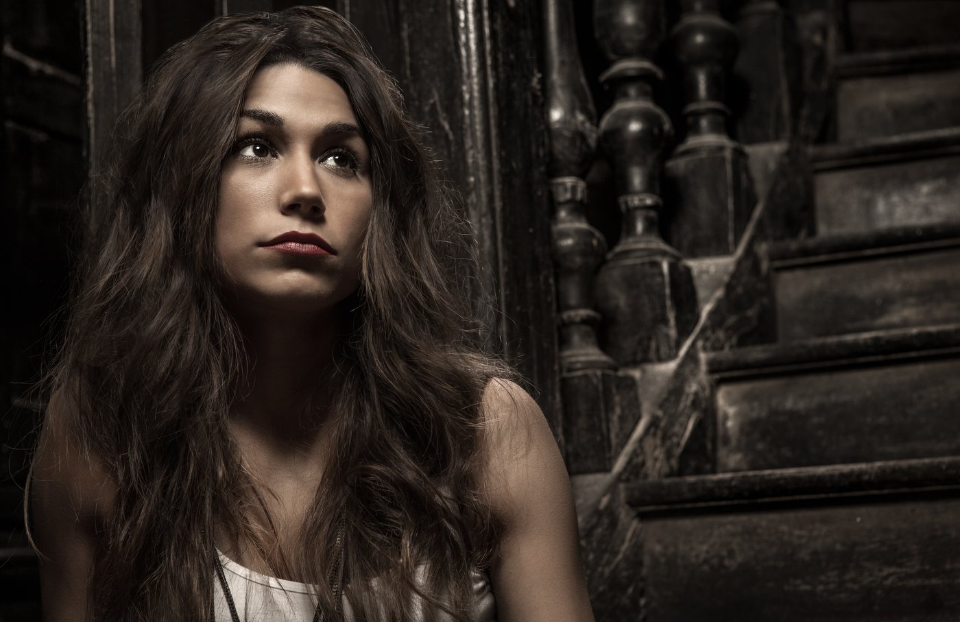 Portrait rapproché d’une femme dans un escalier