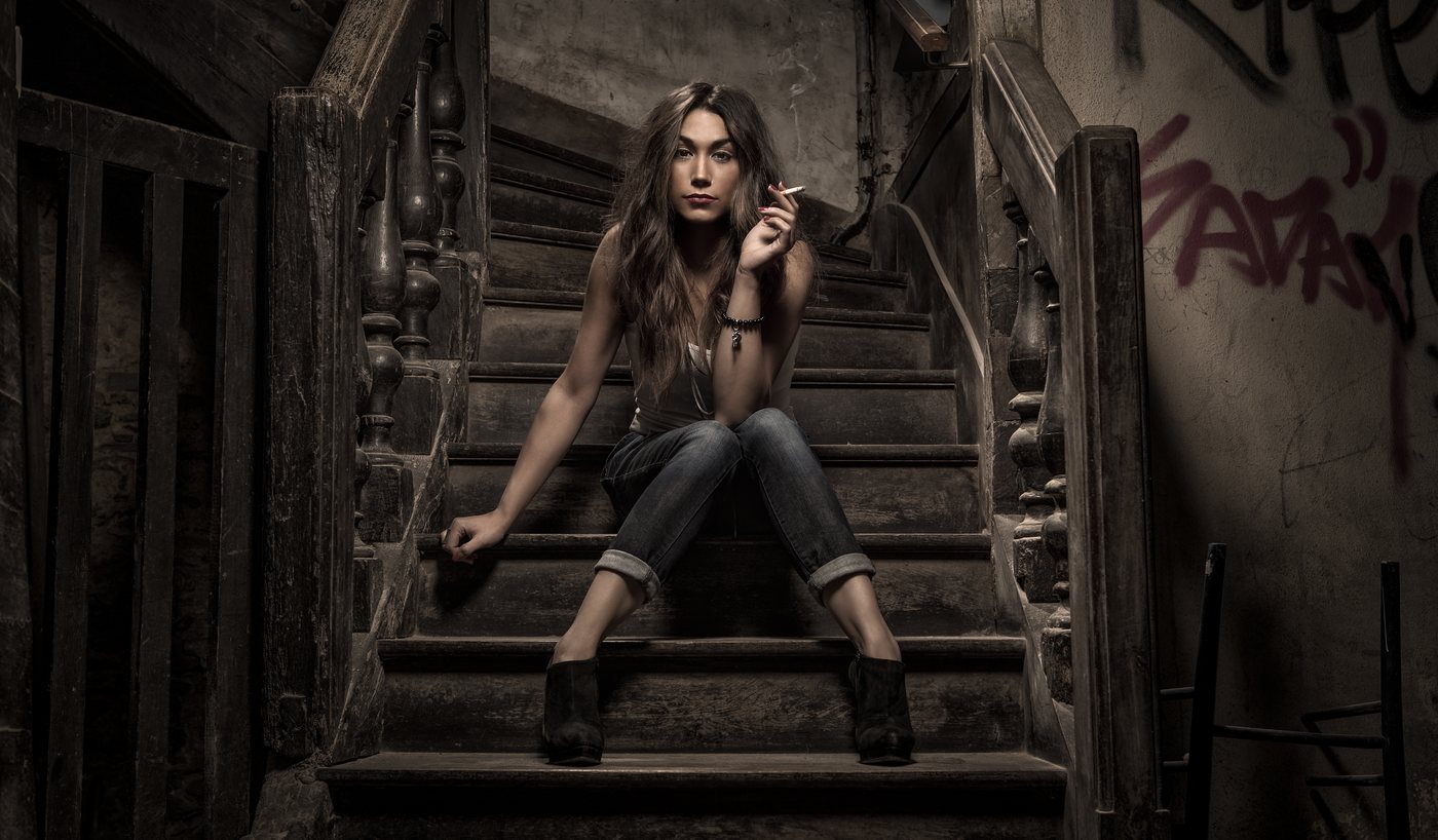 Femme assise au milieu d’un escalier